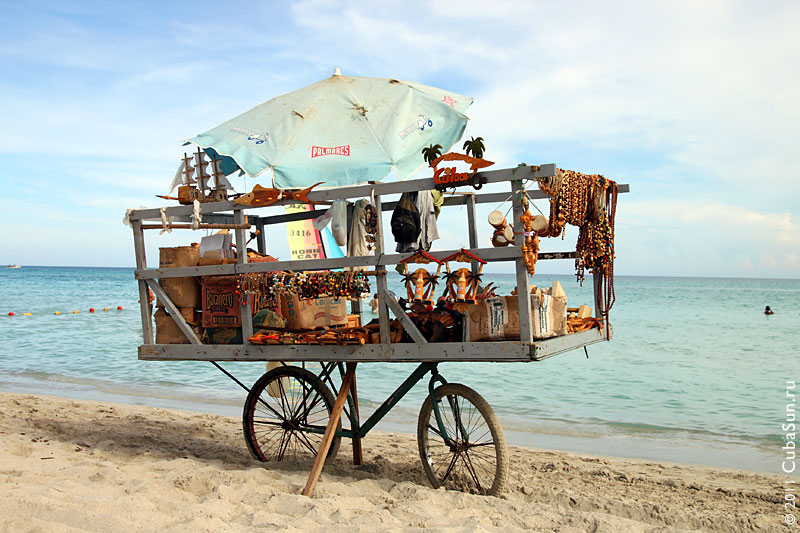 Тележка с сувенирами на пляже Варадеро.