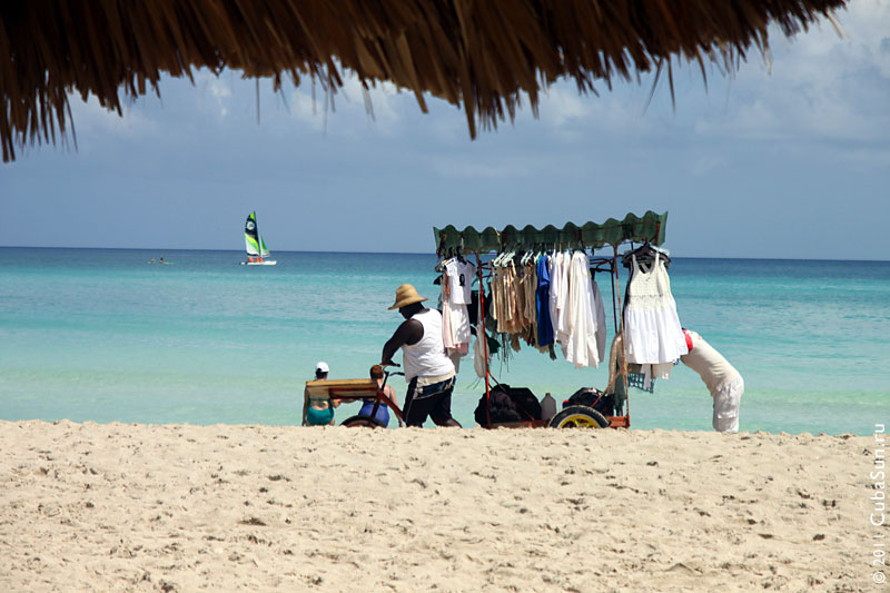 Тележка с одеждой на пляже Варадеро.
